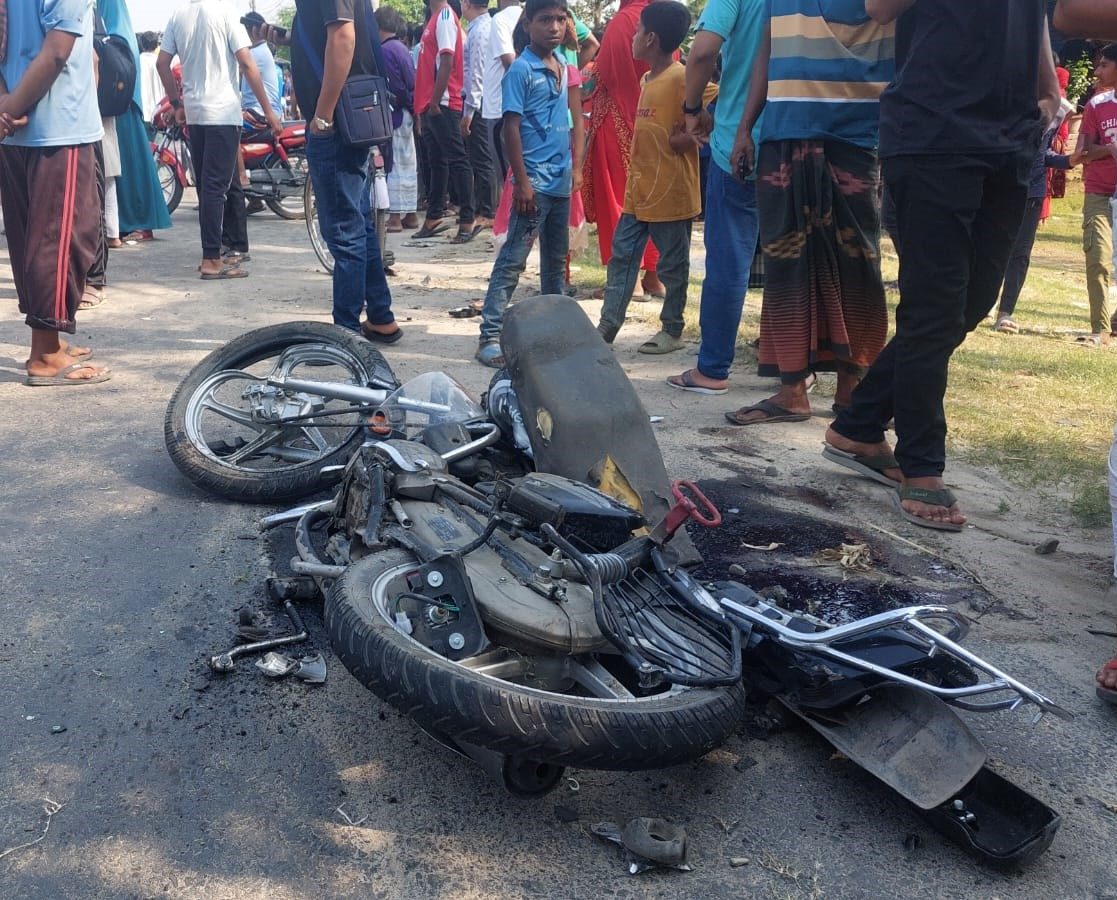 নতুন মোটরসাইকেলে ঘুরছিলেন তিন বন্ধু, দুর্ঘটনায় নিহত দু’জন