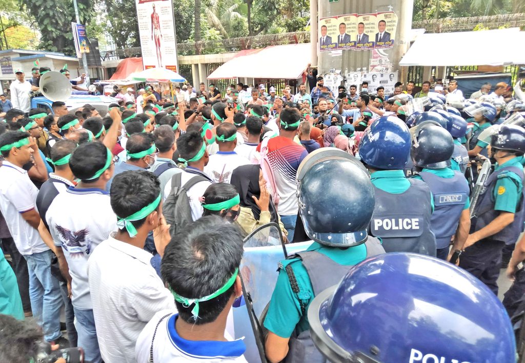 চাকরিচ্যুত সেনা সদস্যদের সমাবেশ, লংমার্চের হুমকি