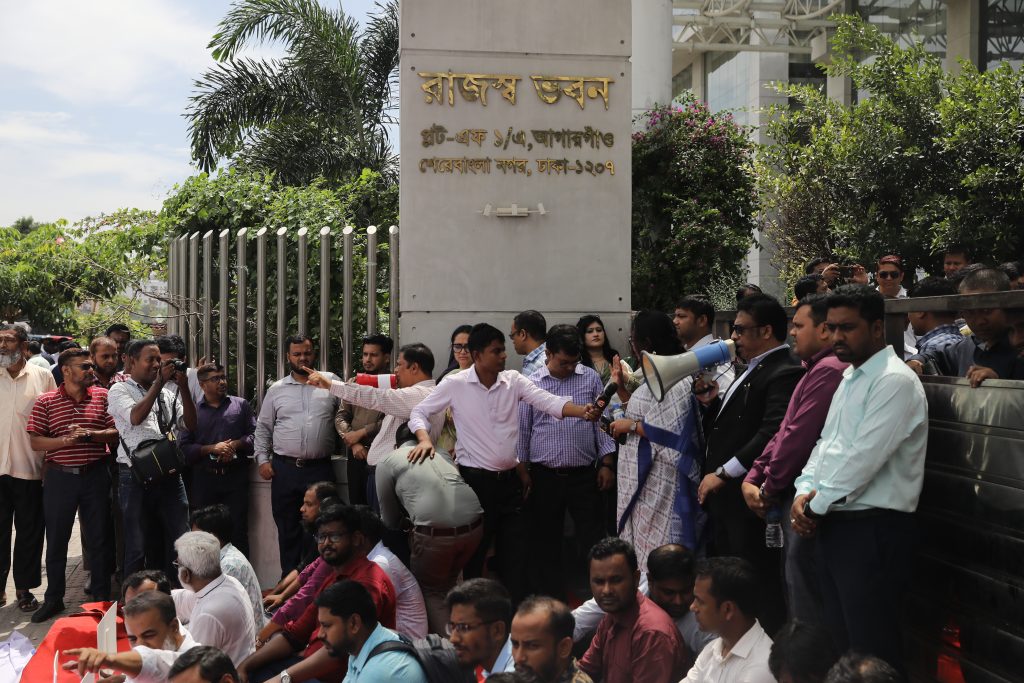 রাজস্ব সেবায় অচলাবস্থার আশঙ্কা