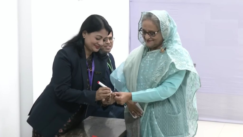 ‘বিতর্কিত’ তিন নির্বাচনে ভোটগ্রহণ কর্মকর্তাদের তথ্য নিচ্ছে ইসি