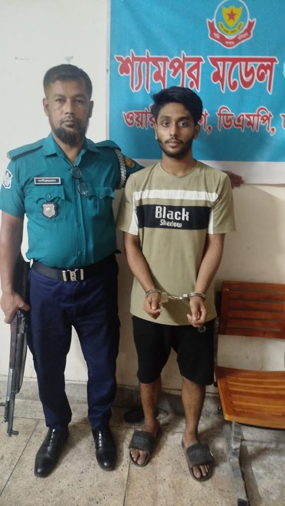 বাসে আগুন দেওয়ার সময় নিষিদ্ধ ছাত্রলীগ কর্মী গ্রেপ্তার