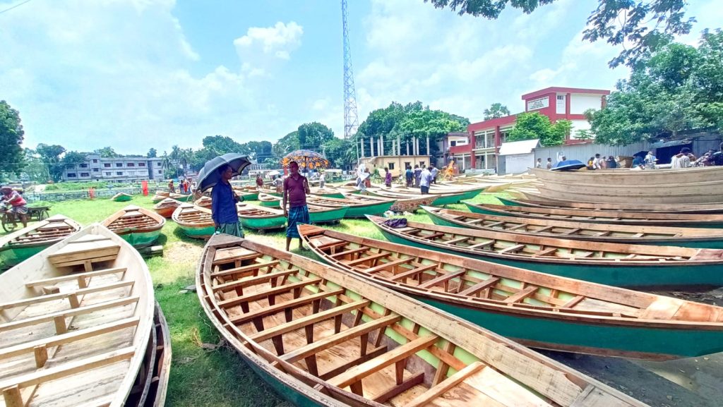 জমে উঠেছে মানিকগঞ্জের নৌকার হাট
