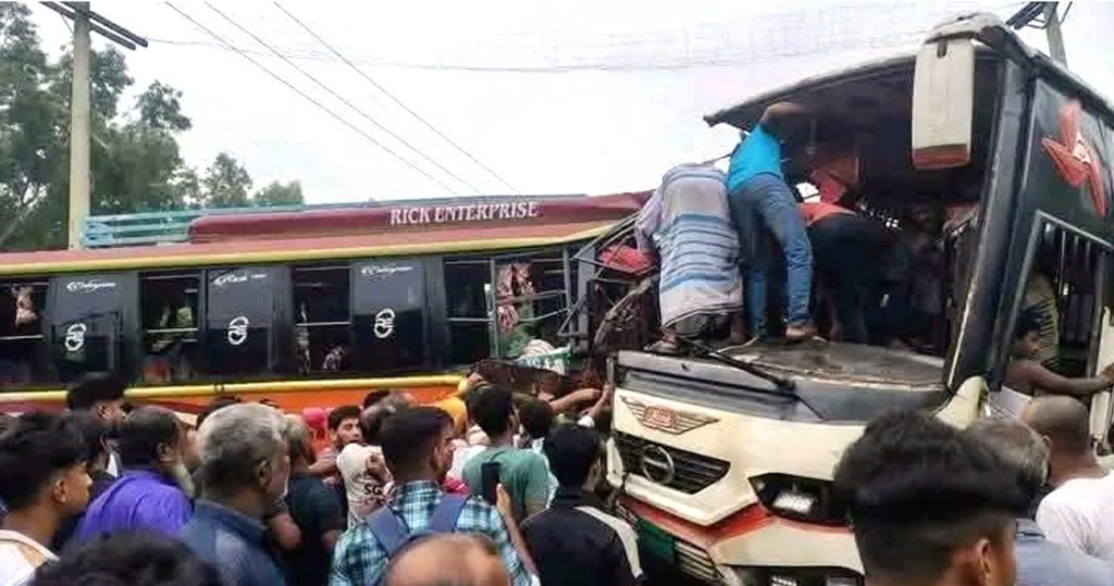 ফরিদপুরে বাসের মুখোমুখি সংঘর্ষ, নিহত ৩