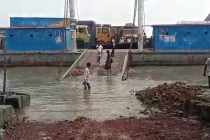 লঞ্চ চলাচল বন্ধ