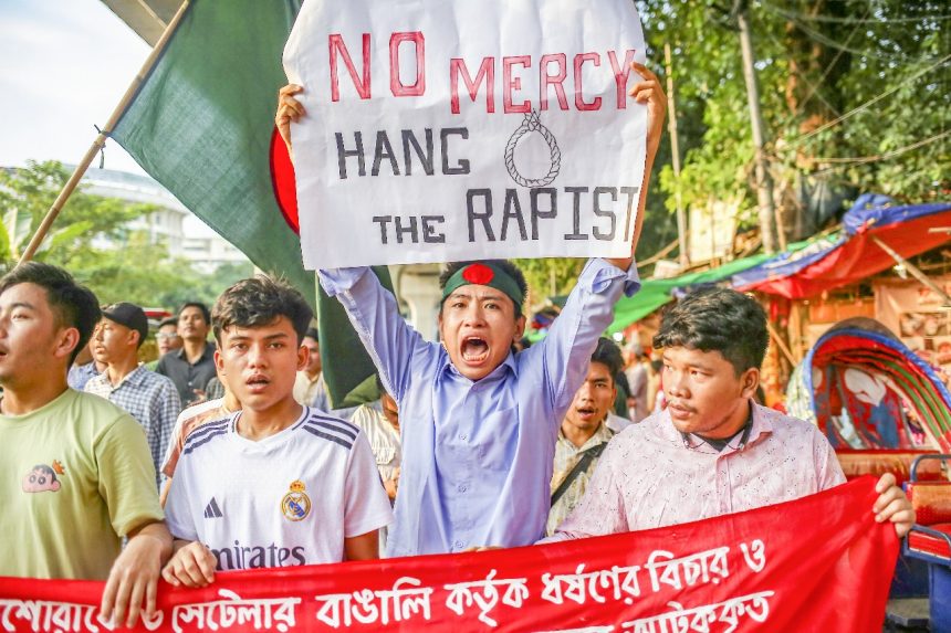 পাহাড়ে নির্যাতনের প্রতিবাদে বিক্ষোভ