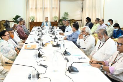 প্রধান উপদেষ্টা ও রাজনৈতিক দল