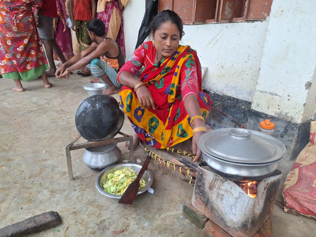আশ্রয়কেন্দ্রে হাসিনার ভাত রান্নার গল্প আশ্রয়কেন্দ্রে