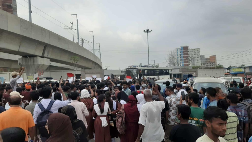 ৬ দফা দাবিতে মাইলস্টোন কলেজ শিক্ষার্থীদের বিক্ষোভ