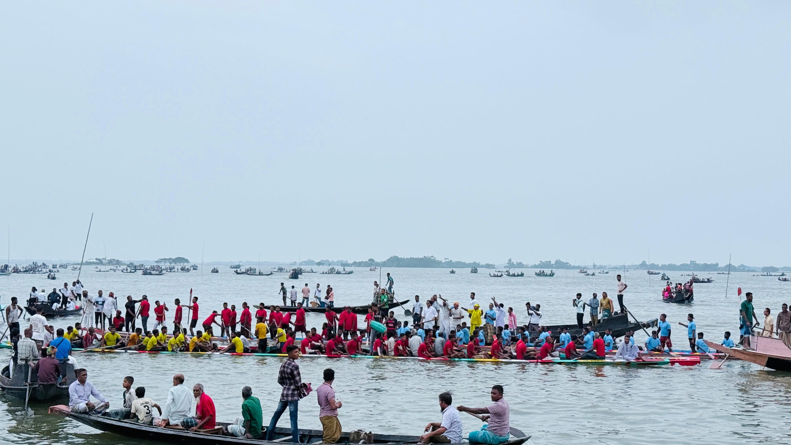 সাংহাই হাওরে নৌকা বাইচ