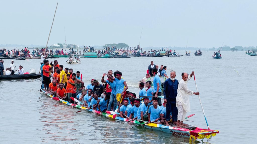 সাংহাই হাওরে নৌকা বাইচ