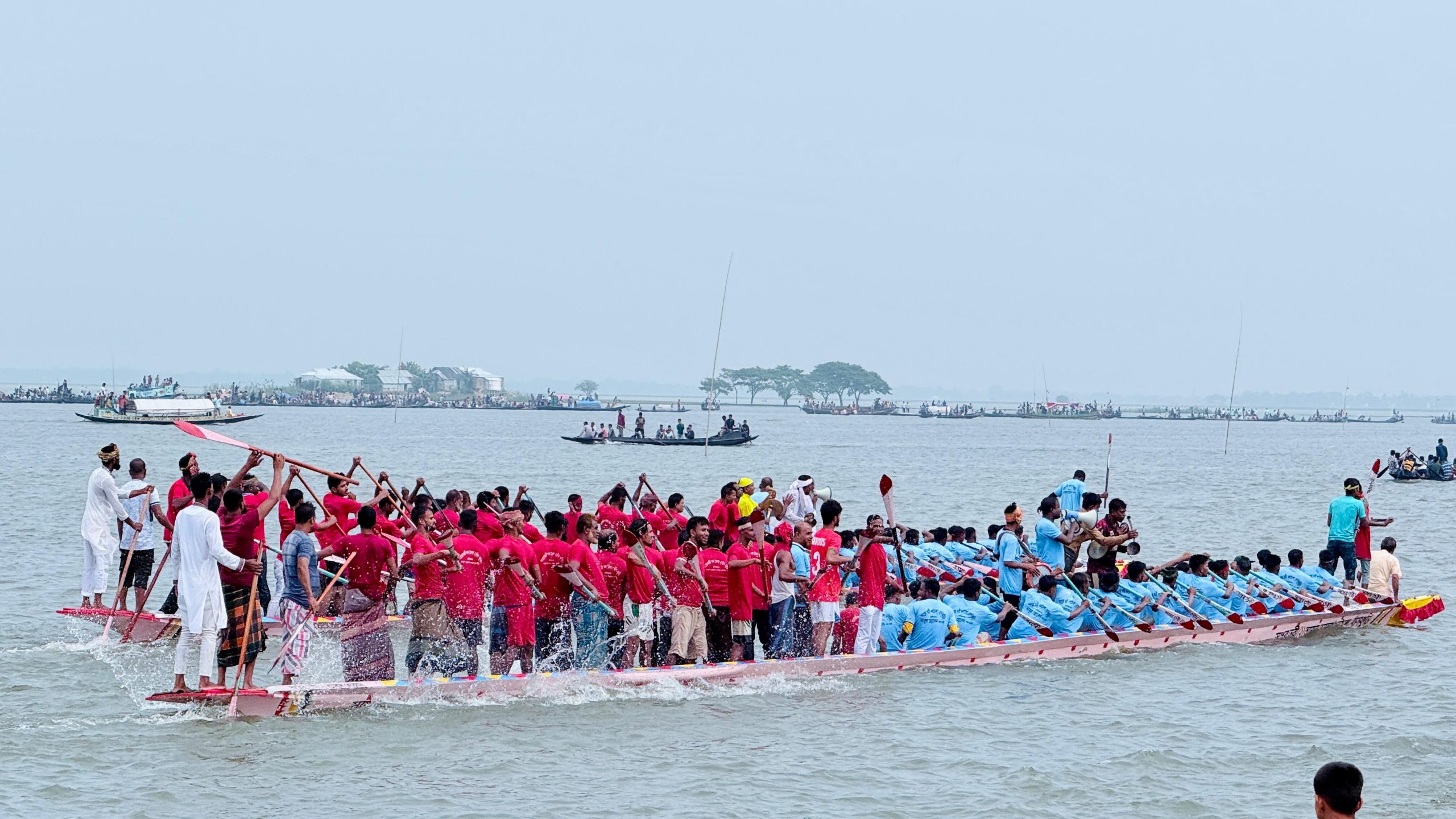 সাংহাই হাওরে নৌকা বাইচ