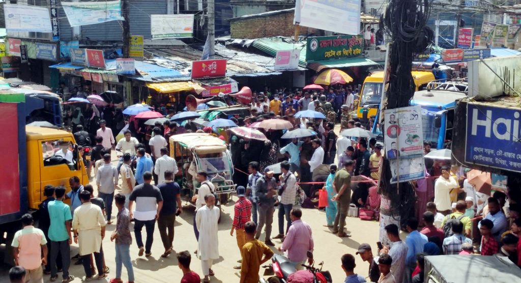 চাকরিচ্যুত শিক্ষকদের অবরোধে কক্সবাজার-টেকনাফ যান চলাচল বন্ধ