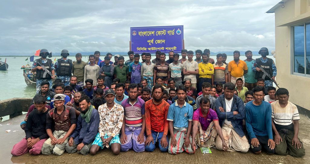 মিয়ানমার সীমান্ত থেকে ১২২ জেলে উদ্ধার