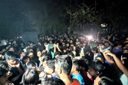 স্থানীয়দের সাথে সংঘর্ষে চবি’র ৪০ আহত, সেনা মোতায়েন