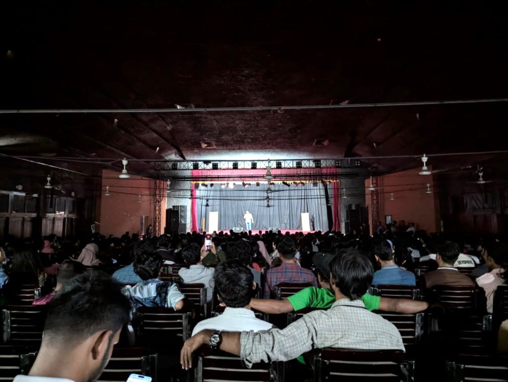 ডাকসুর মাঠে কমেডি