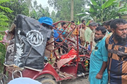 ট্রাকের ধাক্কায় অটোরিকশাটি দুমড়ে মুচড়ে যায়। ছবি : টাইমস