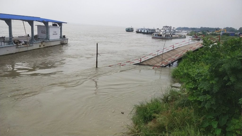 পদ্মার তীব্র স্রোতে পাটুরিয়া লঞ্চঘাটের জেটি ভেঙে পড়েছে