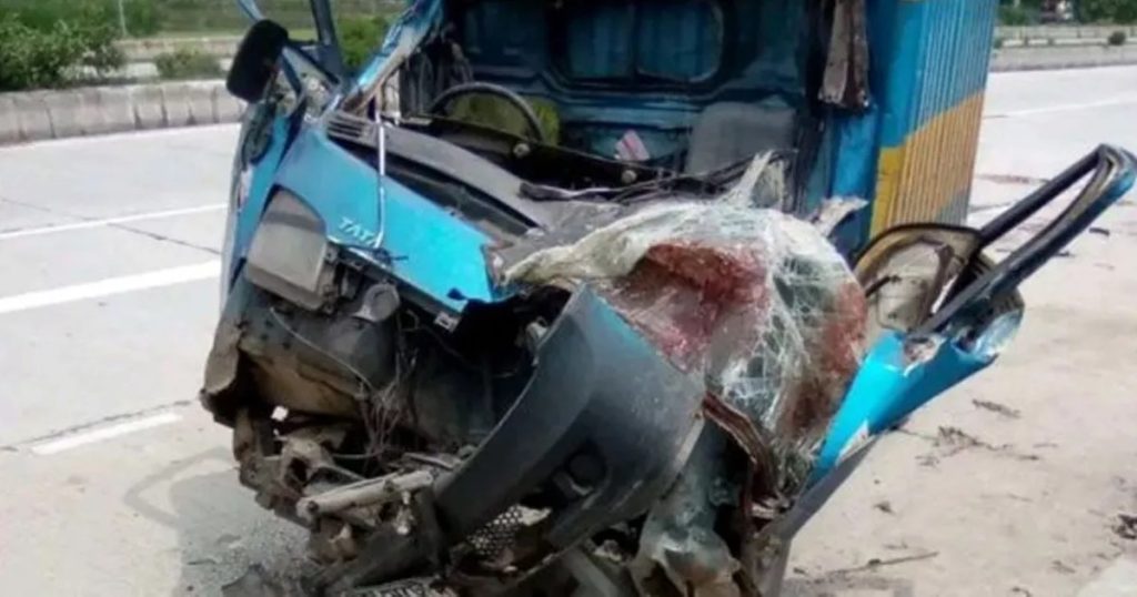 সড়কে থাকা ভেকু মেশিনে কাভার্ডভ্যানের ধাক্কায় নিহত ২
