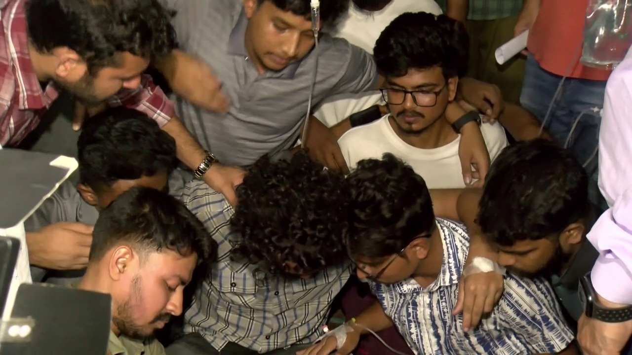অনশন ভাঙলেন বেরোবি’র শিক্ষার্থীরা