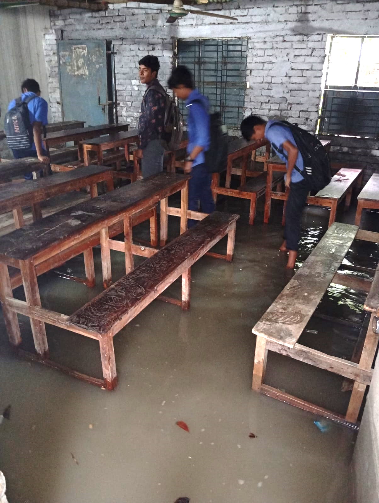 ঝিনাইদহে জলাবদ্ধতায় দুর্ভোগে এলাকাবাসী