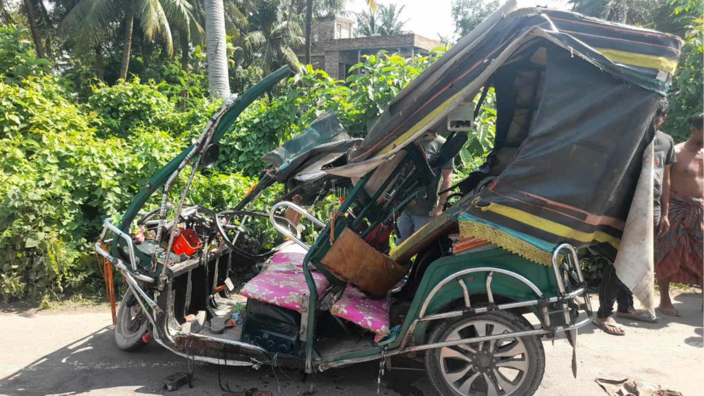 খুলনায় ট্রাকের ধাক্কায় ইজিবাইকের তিন যাত্রী নিহত
