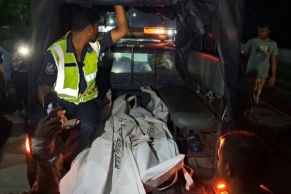 গাইবান্ধার গোবিন্দগঞ্জে ঢাকা-রংপুর মহাসড়কে ট্রাকের ধাক্কায় অটোভ্যানের দুই যাত্রী নিহত। ছবি: টাইমস