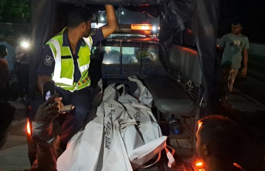 গাইবান্ধার গোবিন্দগঞ্জে ঢাকা-রংপুর মহাসড়কে ট্রাকের ধাক্কায় অটোভ্যানের দুই যাত্রী নিহত। ছবি: টাইমস