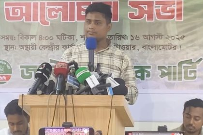 লন্ডনে সরকারকে বেচে দিয়ে এসেছেন
