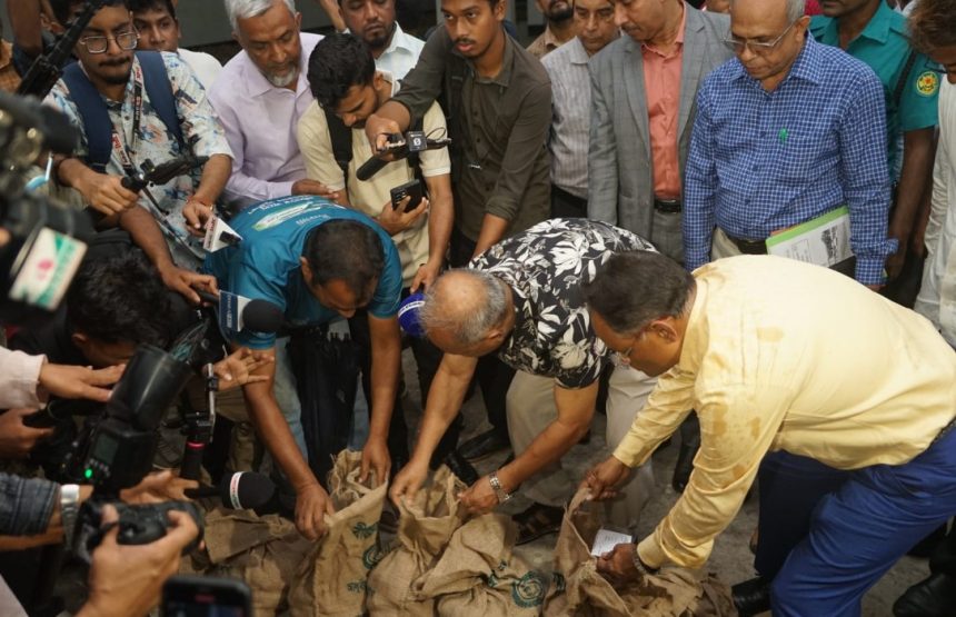 দেশে অস্ত্র স্বরাষ্ট্র উপদেষ্টা