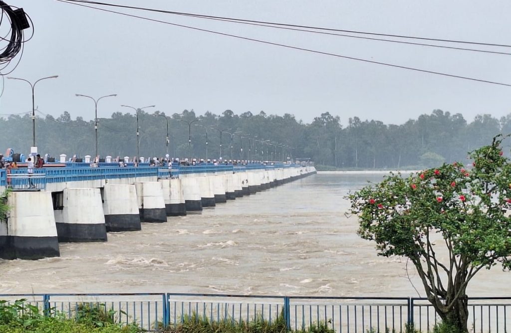 বিপৎসীমার ওপরে তিস্তা, বন্যার শঙ্কায় চরাঞ্চল