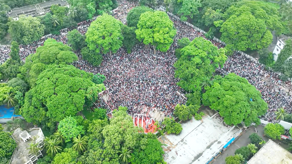 ২০২৪ সালের ৩ আগস্ট কেন্দ্রীয় শহীদ মিনারে ছিল বিপুল জনসমাগম। ছবি : ভিডিও থেকে