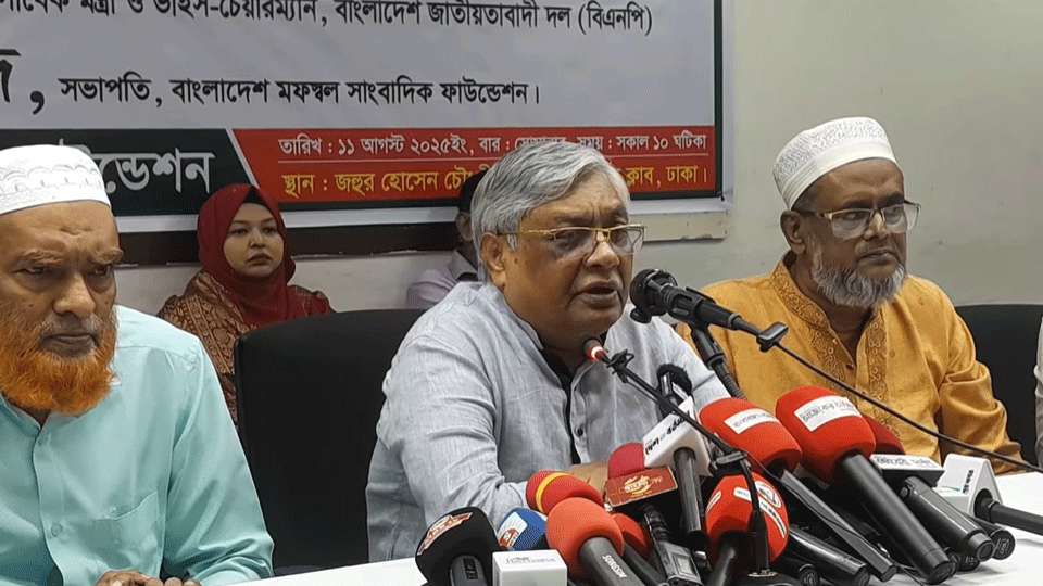 জাতীয় প্রেস ক্লাবে আয়োজিত আলোচনা সভায় কথা বলছেন বরকত উল্লাহ বুলু। ছবি : সংগৃহীত