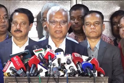 খালেদা জিয়ার সঙ্গে ইসহাক দারের সাক্ষাতের পর তা নিয়ে সাংবাদিকদের ব্রিফ করেন ডা. জাহিদ হোসেন। ছবি: ভিডিও থেকে