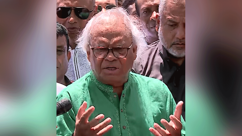 প্রতিষ্ঠাবার্ষিকীতে বিএনপির প্রতিষ্ঠাতা জিয়াউর রহমানের কবরে শ্রদ্ধা নিবেদন শেষে সাংবাদিকদের সঙ্গে কথা বলেন রুহুল কবির রিজভী। ছবি: টাইমস