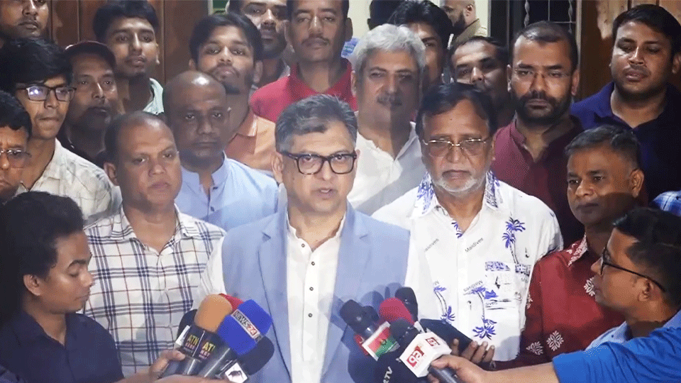 নির্বাচনের সময় ঘোষণা নিয়ে সাংবাদিকদের সঙ্গে কথা বলেন সালাহউদ্দিন আহমেদ। ছবি : ভিডিও থেকে