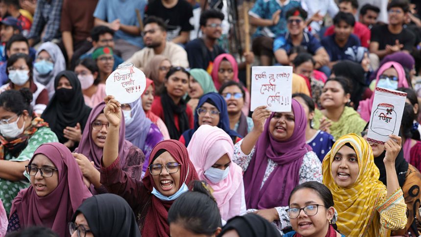 ঢাকার শাহবাগ মোড় অবরোধ করে প্রকৌশল শিক্ষার্থীদের অবরোধ। ছবি: জান্নাতুল ফেরদাউস/টাইমস