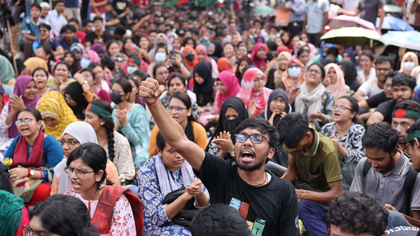 দাবি আদায়ে দিনভর শাহবাগে অবস্থান কর্মসূচি পালন করেছেন প্রকৌশল শিক্ষার্থীরা। ছবি: জান্নাতুল ফেরদাউস/টাইমস