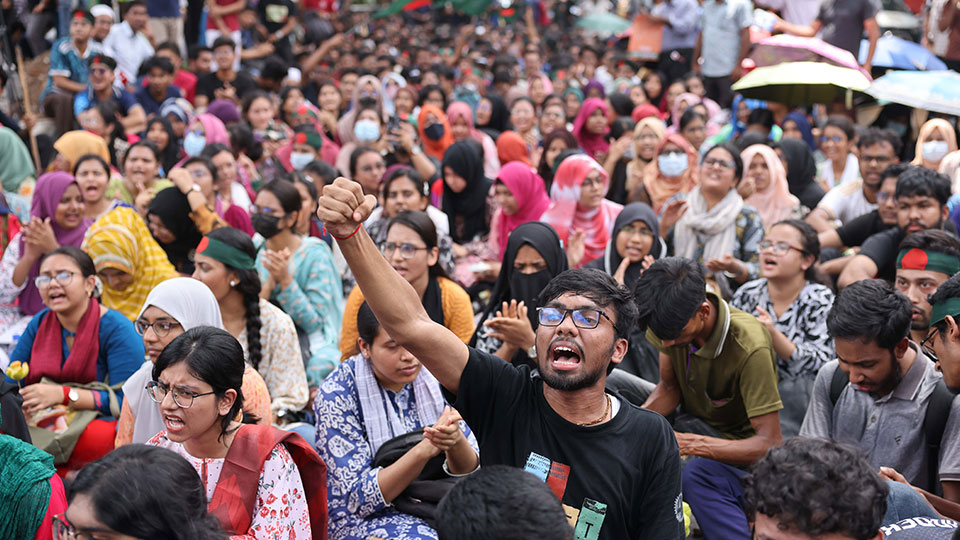 দাবি আদায়ে দিনভর শাহবাগে অবস্থান কর্মসূচি পালন করেছেন প্রকৌশল শিক্ষার্থীরা। ছবি: জান্নাতুল ফেরদাউস/টাইমস