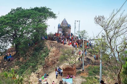 সীতাকণ্ডের চন্দ্রনাথ পাহাড়। ছবি: সংগৃহীত