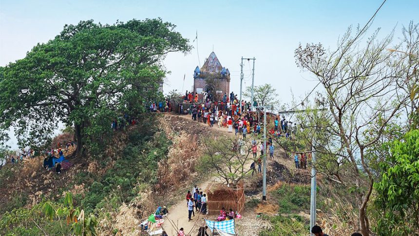 সীতাকণ্ডের চন্দ্রনাথ পাহাড়। ছবি: সংগৃহীত