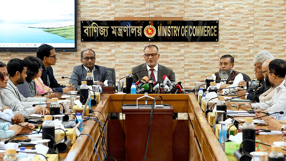সচিবালয়ের সম্মেলন কক্ষে ২০২৫-২৬ অর্থ বছরের রপ্তানি লক্ষ্যমাত্রা নির্ধারণ সংক্রান্ত সভায় বাণিজ্য উপদেষ্টা শেখ বশিরউদ্দীন। ছবি : পিআইডি