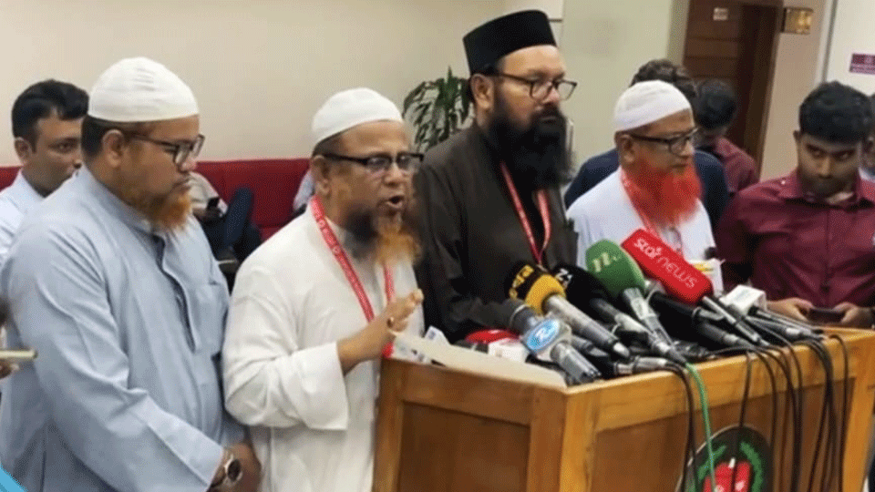 সিইসির সঙ্গে বৈঠক শেষে সাংবাদিকদের সঙ্গে কথা বলেন ইসলামী আন্দোলন বাংলাদেশের নেতারা। ছবি: টাইমস