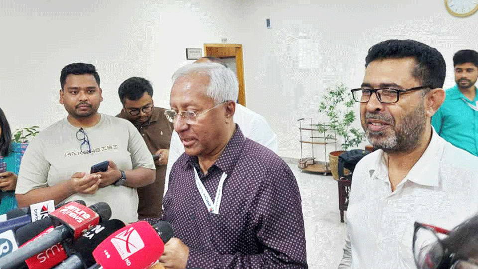 নির্বাচন কমিশনে সাংবাদিকদের ব্রিফ করছেন ইসি সচিব আখতার আহমেদ। ছবি: টাইমস