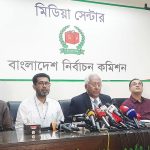 সংবাদ সম্মেলনে বিভিন্ন প্রশ্নের উত্তর দেন ইসির সিনিয়র সচিব আখতার আহমেদ। ছবি: টাইমস