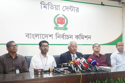 সংবাদ সম্মেলনে বিভিন্ন প্রশ্নের উত্তর দেন ইসির সিনিয়র সচিব আখতার আহমেদ। ছবি: টাইমস