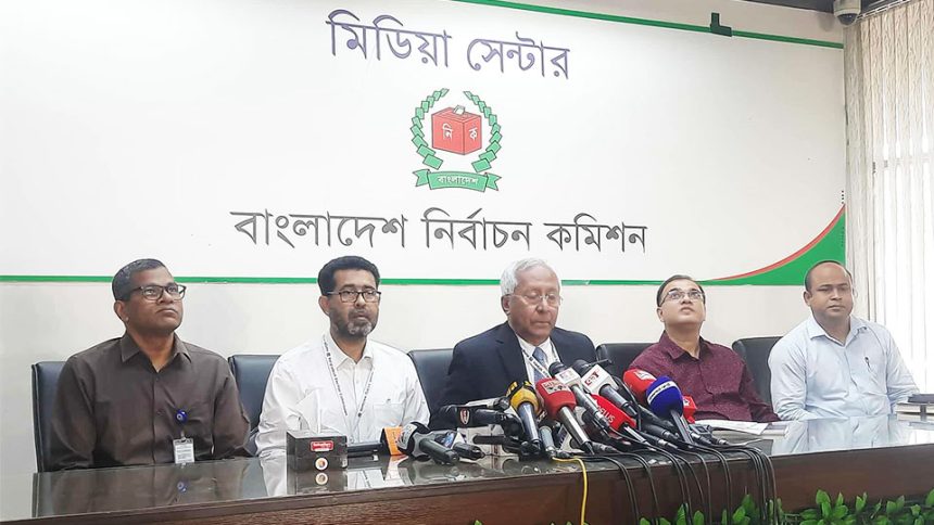 সংবাদ সম্মেলনে বিভিন্ন প্রশ্নের উত্তর দেন ইসির সিনিয়র সচিব আখতার আহমেদ। ছবি: টাইমস
