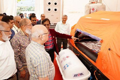 চীনের দেওয়া উদ্ধার সরঞ্জাম ঘুরে দেখছেন ফারুক-ই-আজম। ছবি: বাংলাদেশ রেড ক্রিসেন্ট সোসাইটি