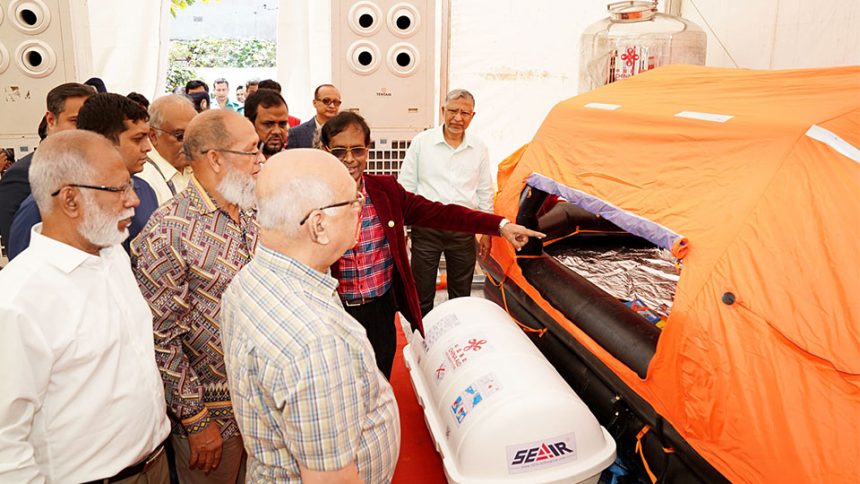 চীনের দেওয়া উদ্ধার সরঞ্জাম ঘুরে দেখছেন ফারুক-ই-আজম। ছবি: বাংলাদেশ রেড ক্রিসেন্ট সোসাইটি