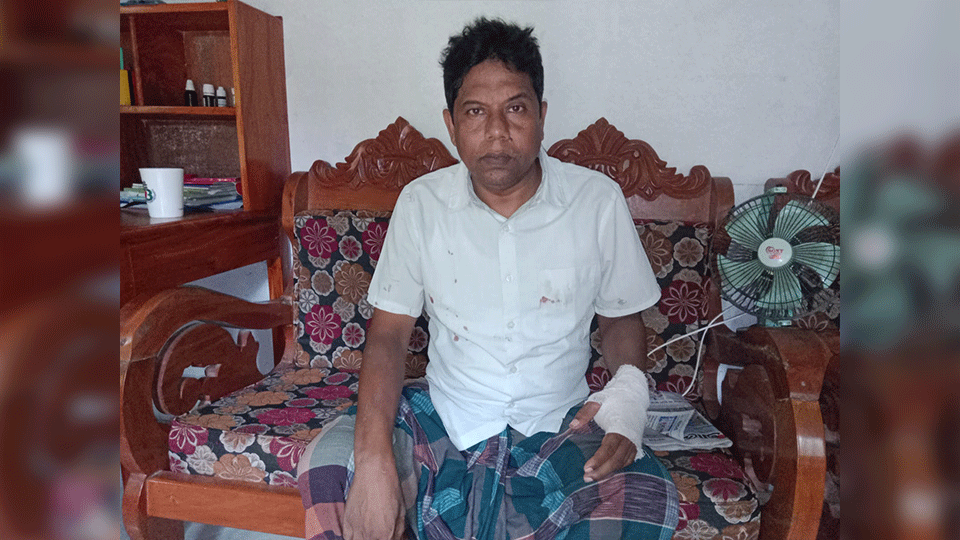 আহত প্রধান শিক্ষক মিজানুর রহমান। ছবি : টাইমস
