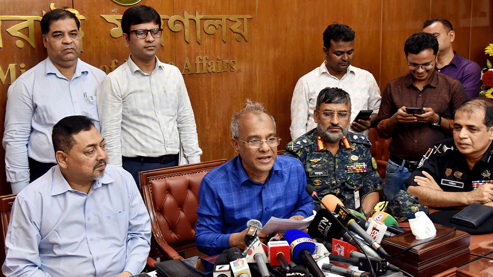 সচিবালয়ে এক সভা শেষে সাংবাদিকদের সঙ্গে কথা বলেণ স্বরাষ্ট্র উপদেষ্টা জাহাঙ্গীর আলম চৌধুরী। ছবি: পিআইডি
